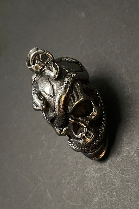 Totenkopf Ketten-Anhänger mit Schlange