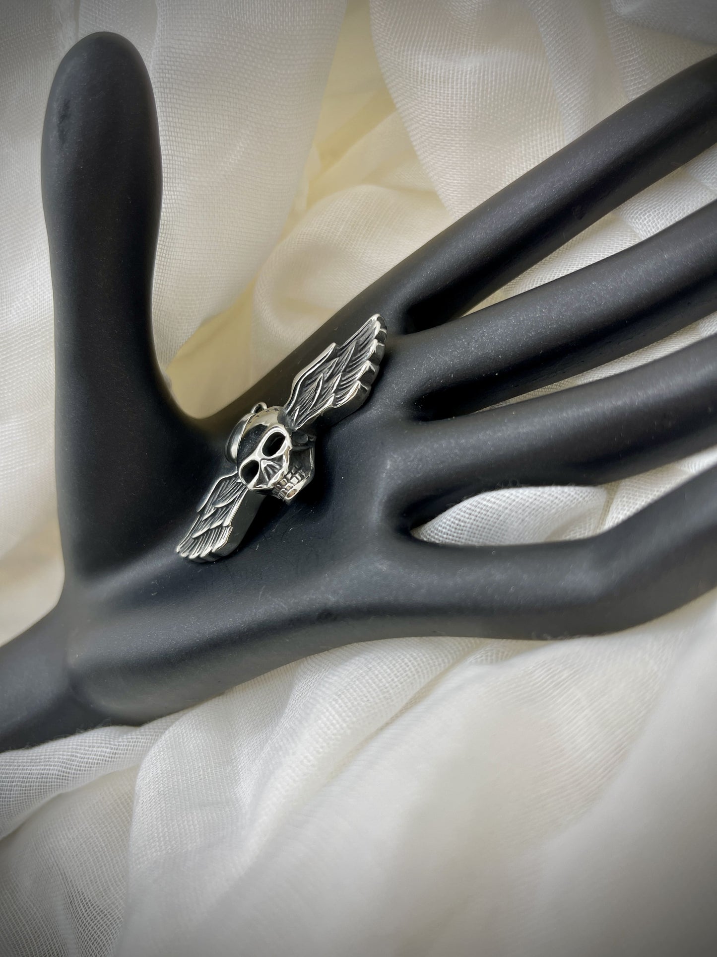 Edelstahl-Kettenanhänger Totenkopf mit Flügeln