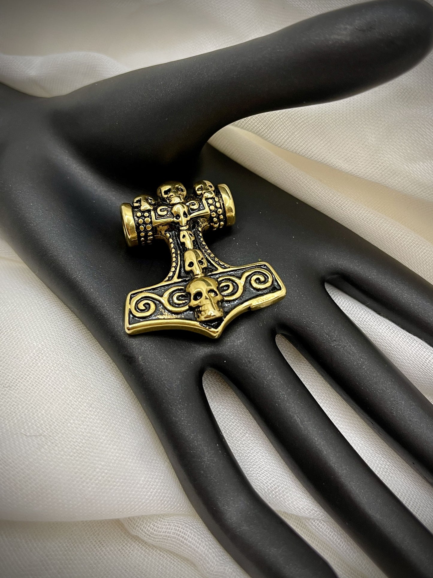 Thors Hammer Kettenanhänger mit Totenköpfen und Keltischen Knoten