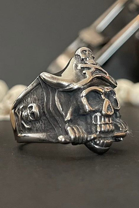 Edelstahl Totenkopf mit Dreispitz und Dolch