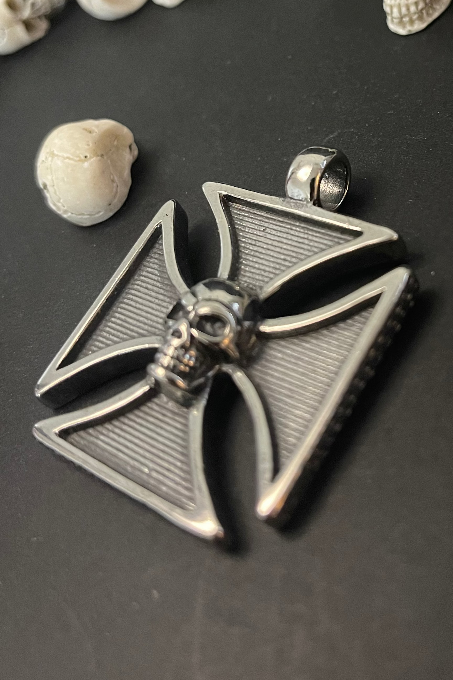 Eisenkreuz Kettenanhänger mit Totenkopf aus Edelstahl