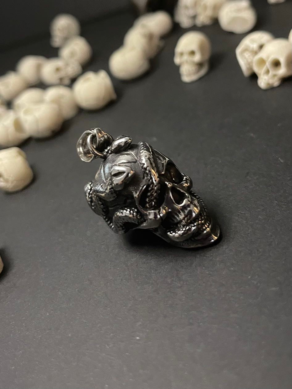 Totenkopf Ketten-Anhänger mit Schlange 