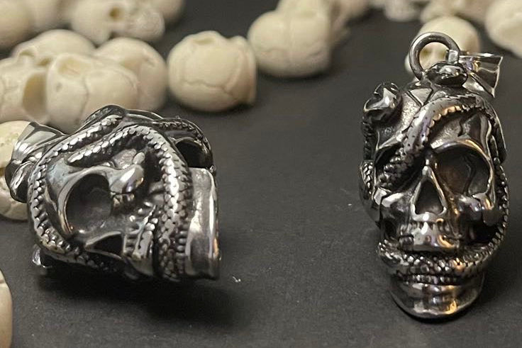 Totenkopf Ketten-Anhänger mit Schlange 