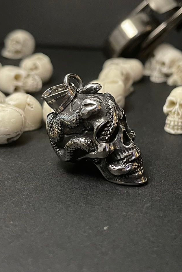 Totenkopf Ketten-Anhänger mit Schlange 
