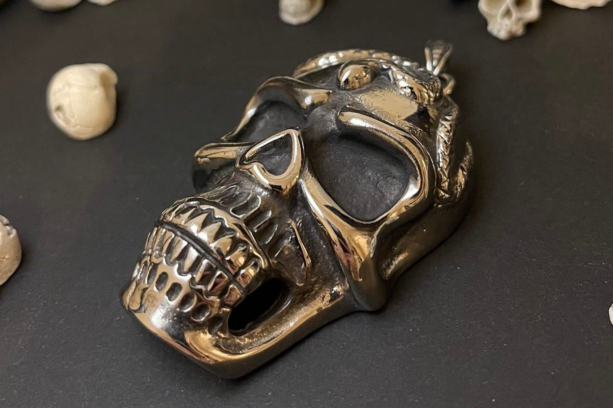 totenkopf kettenanhänger mit schlange edelstahl 