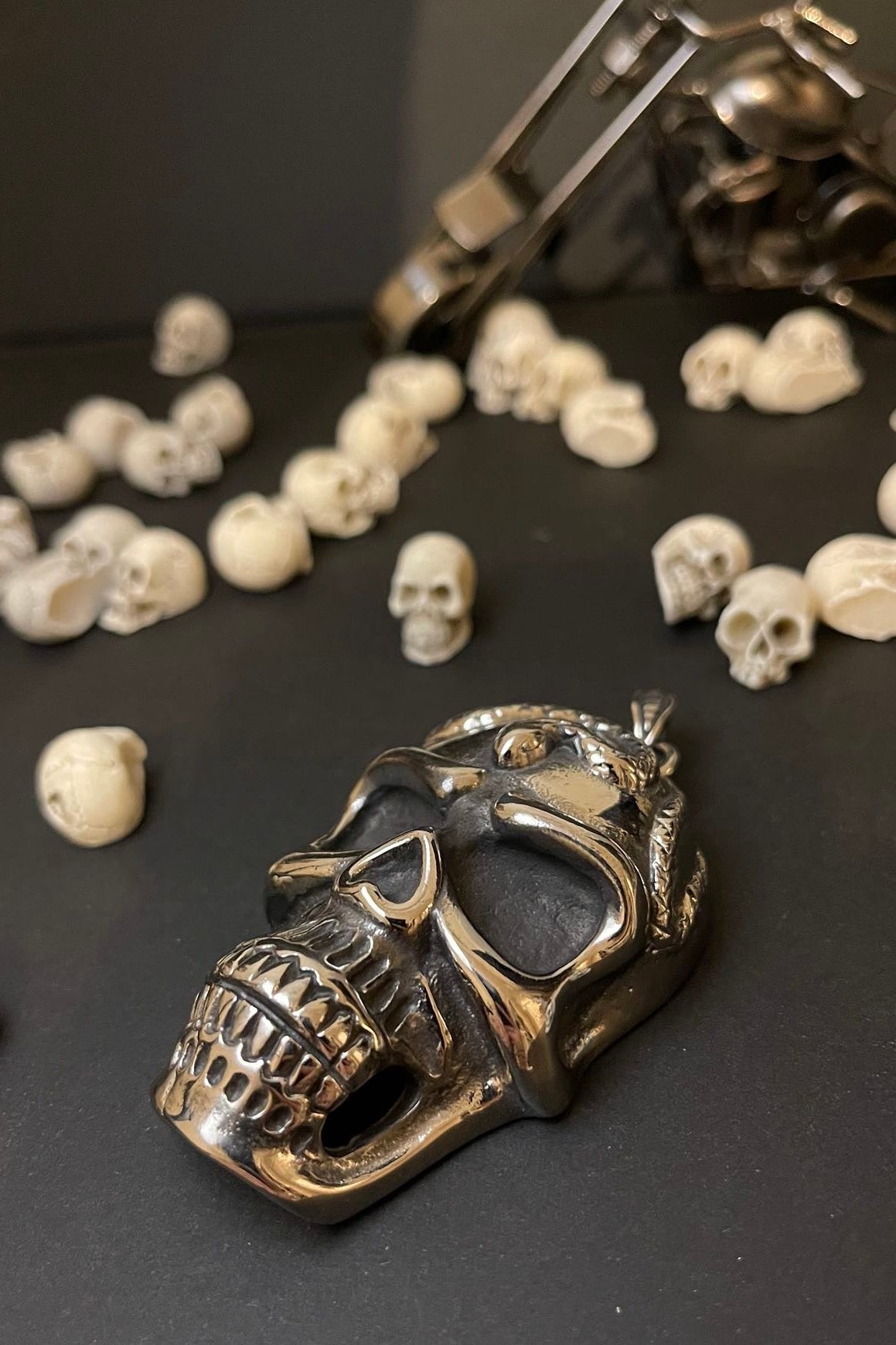 totenkopf kettenanhänger mit schlange edelstahl 