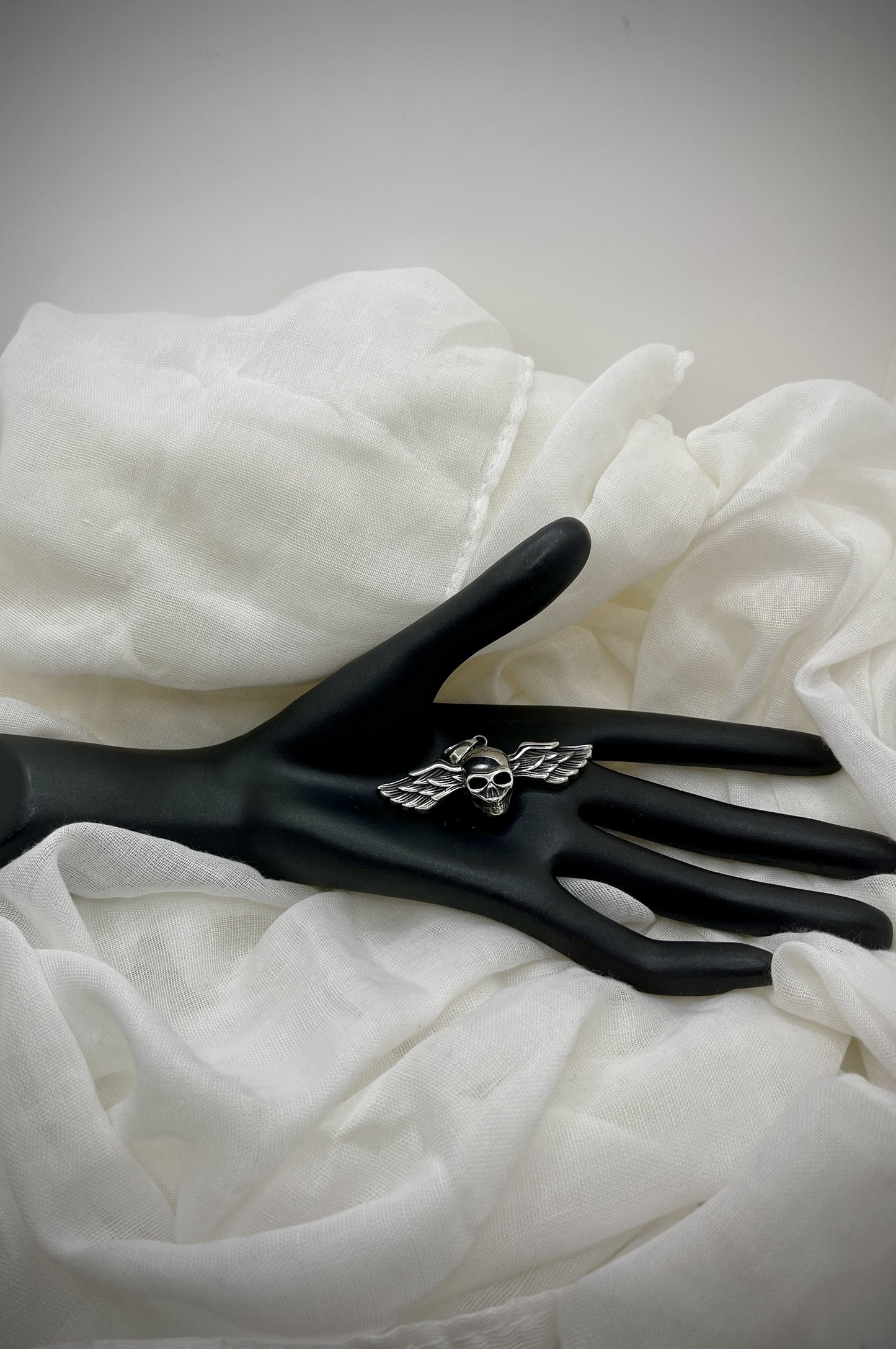 Edelstahl-Kettenanhänger Totenkopf mit Flügeln