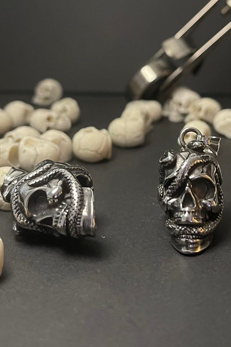 Totenkopf Ketten-Anhänger mit Schlange 