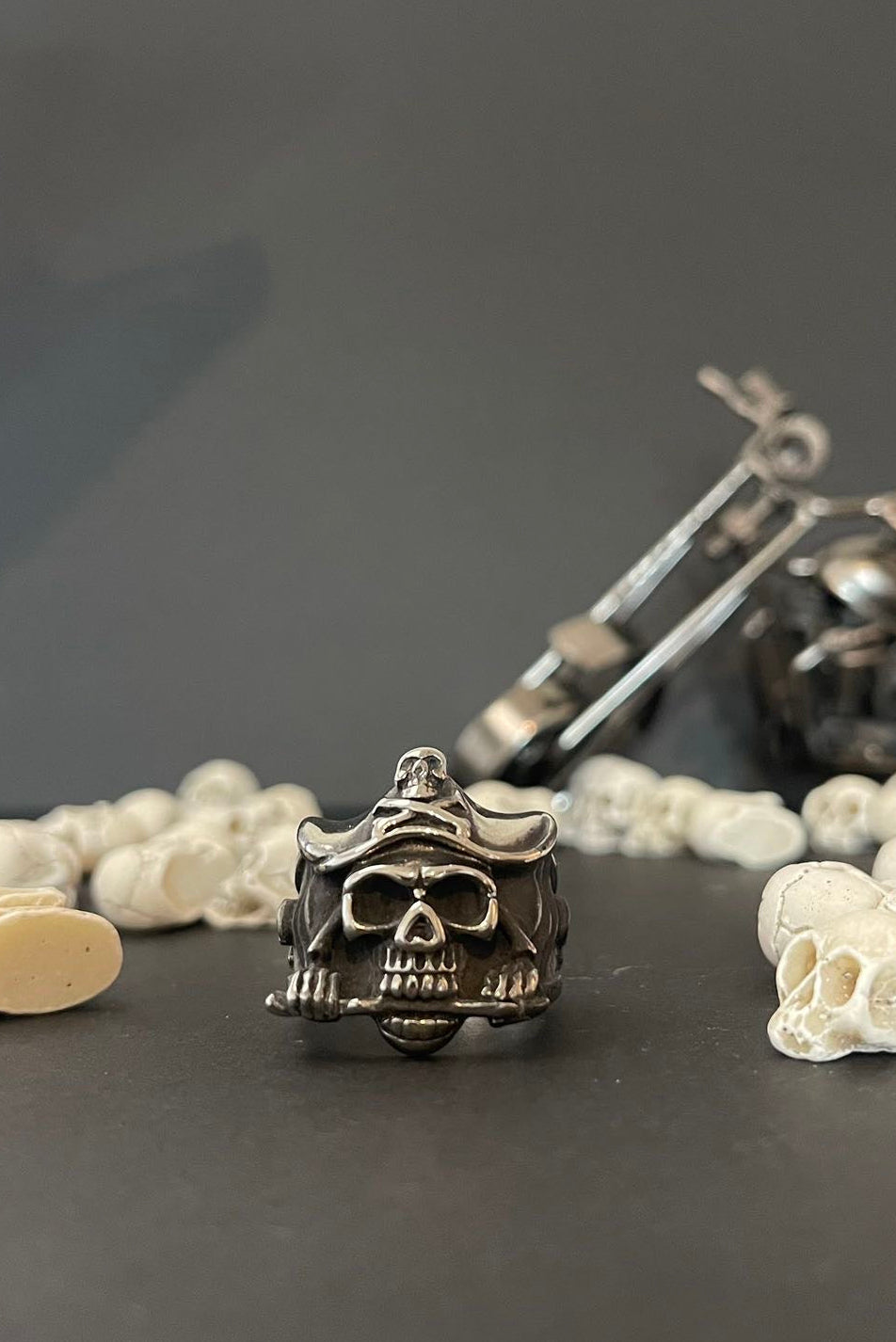 Edelstahl Totenkopf mit Dreispitz und Dolch