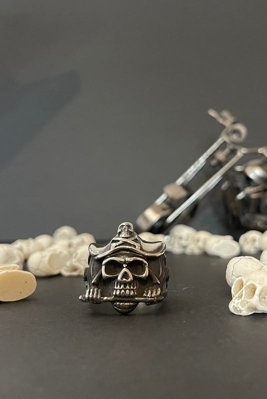 Edelstahl Totenkopf mit Dreispitz und Dolch