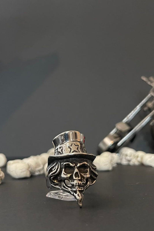 Totenkopf mit Zylinderhut aus Edelstahl