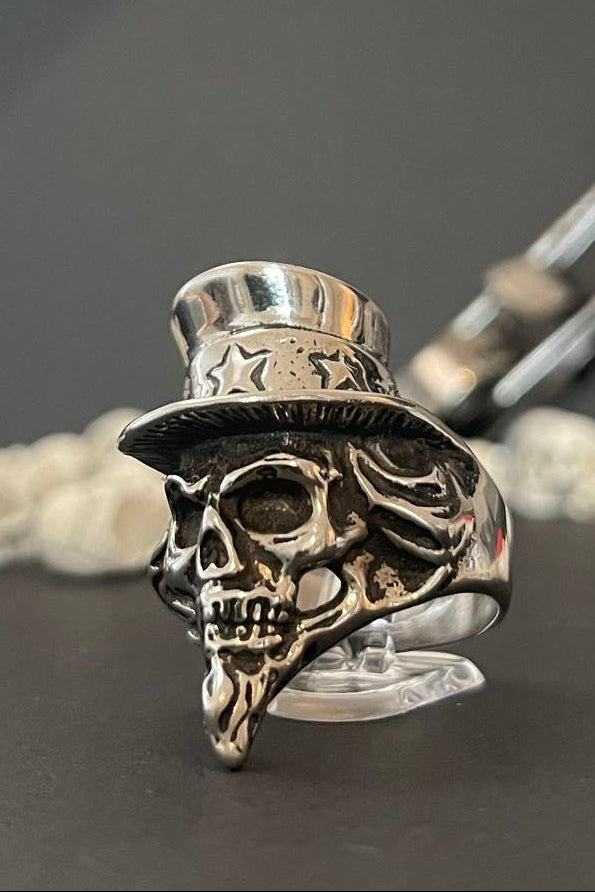 Totenkopf mit Zylinderhut aus Edelstahl