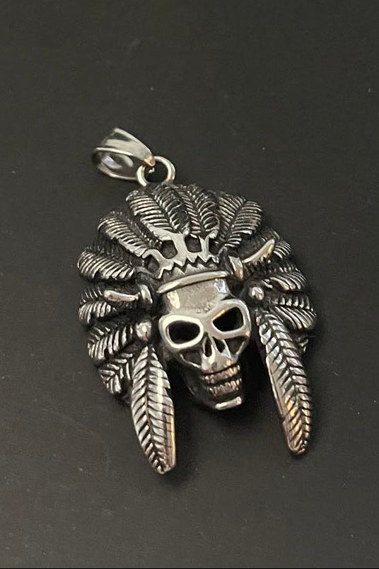 Totenkopf Kettenanhänger mit Federschmuck
