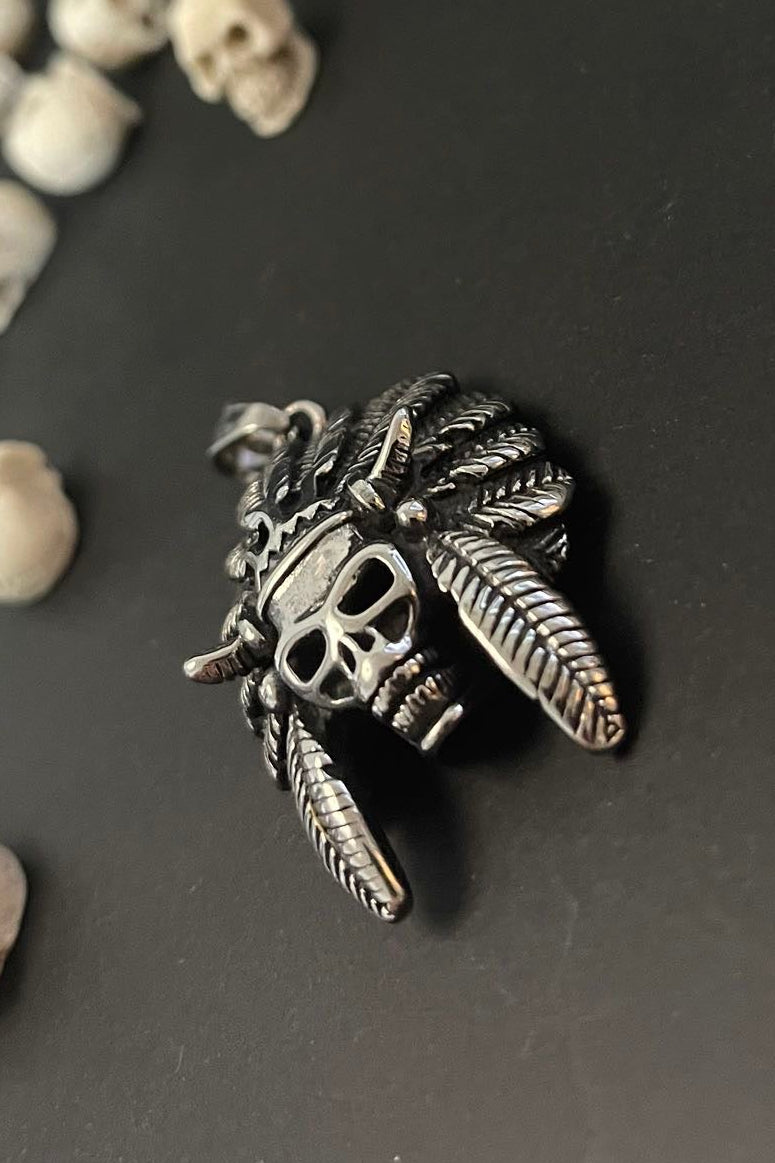 Totenkopf Kettenanhänger mit Federschmuck