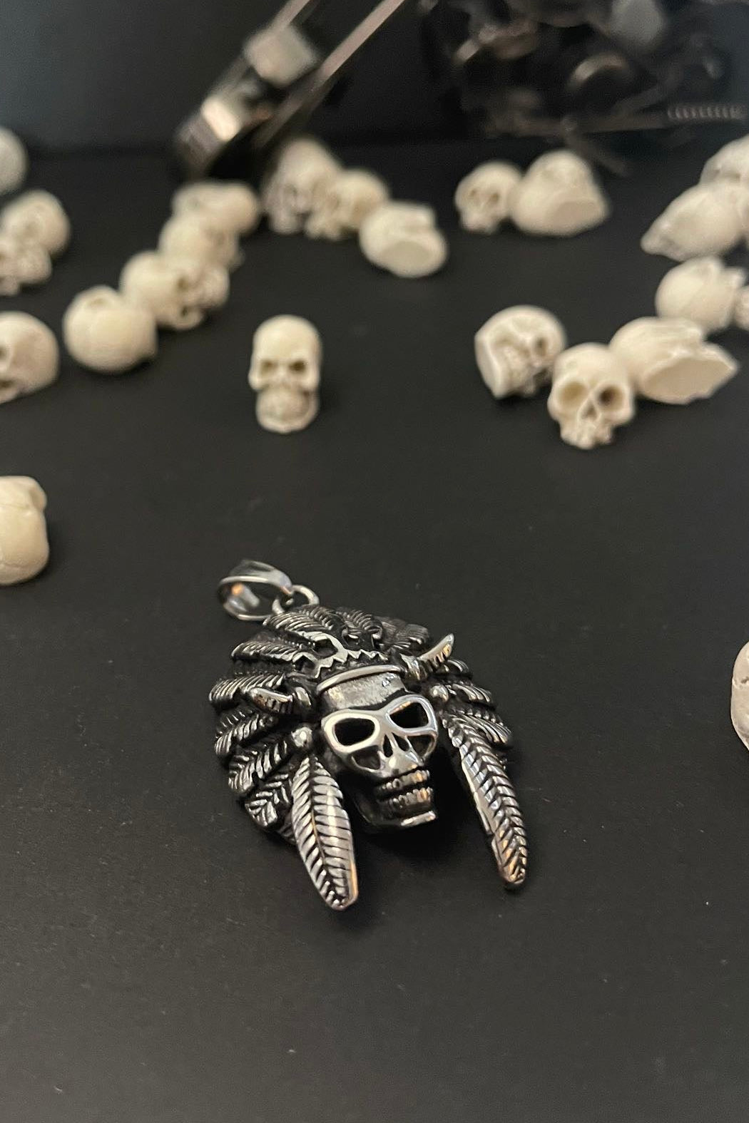 Totenkopf Kettenanhänger mit Federschmuck