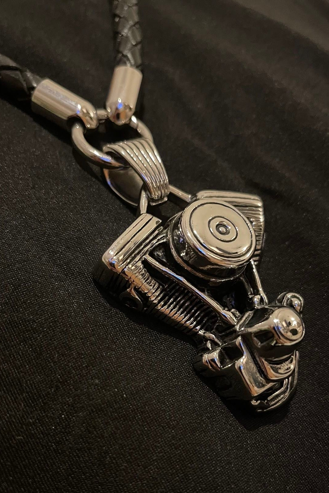Edelstahl Anhänger „V-Twin Engine“ mit Lederkette – Silber