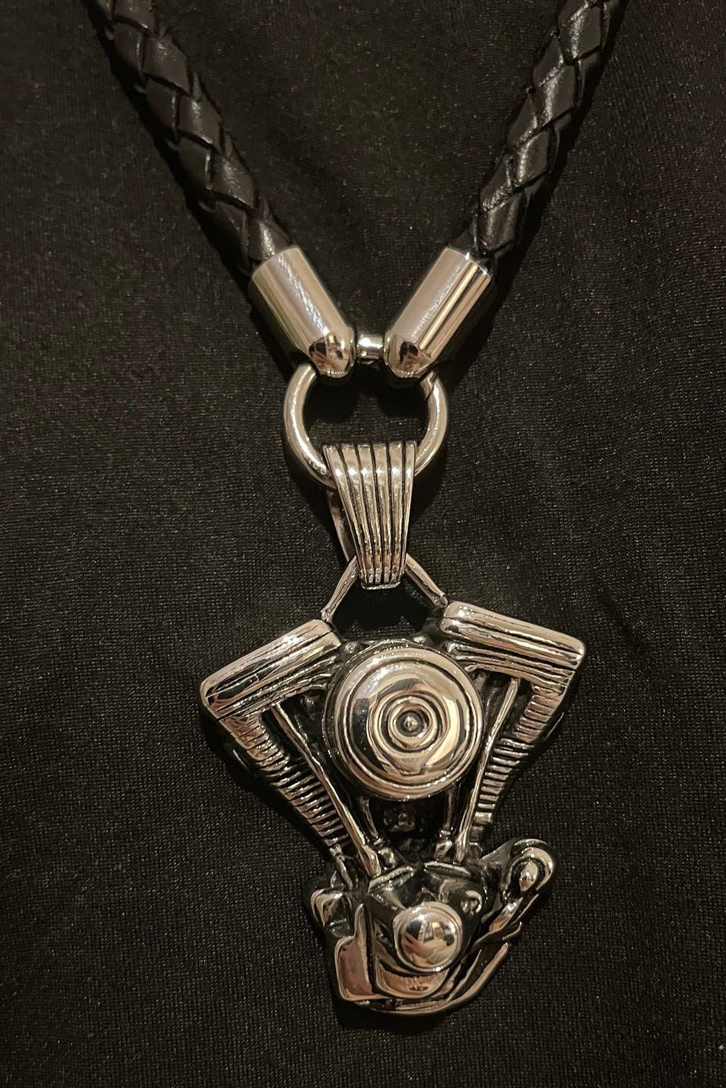 Edelstahl Anhänger „V-Twin Engine“ mit Lederkette – Silber